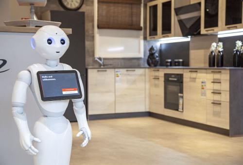 Pepper-Roboter als Assistent im REDDY Küchenstudio