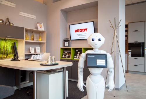 Pepper-Roboter als Assistent im REDDY Küchenstudio