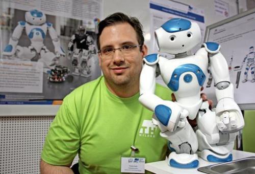 Tilmann Bock mit seinem NAO Roboter