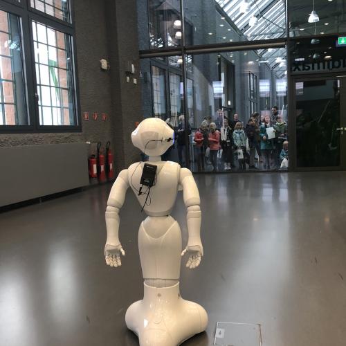 Mit Spannung erwartet: Die Begegnung mit dem humanoiden Roboter Pepper