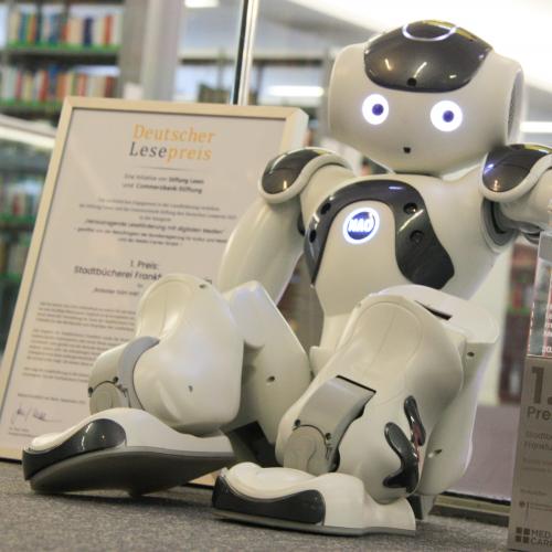 „Roboter hört mit! – LautLesen 4.0“ gewinnt den 1. Platz des Deutschen Lesepreises 2021 © Stadt Frankfurt am Main, Foto: Benjamin Esche / Maxim Sotnikov