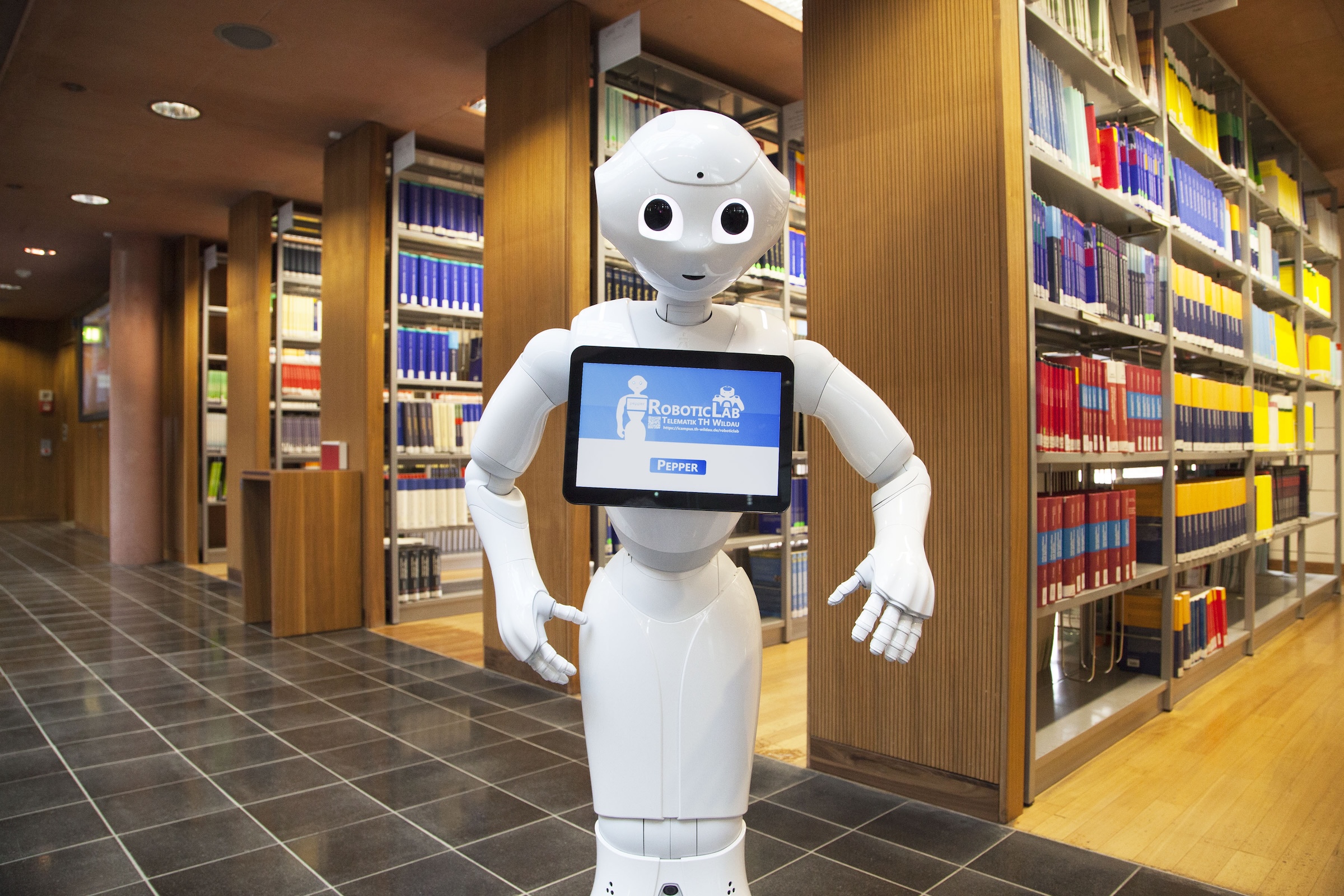 Pepper-Roboter als Bibliotheksassistent