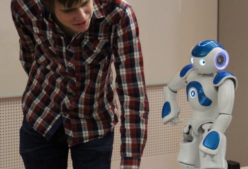 Der NAO als Voiceassistant unterstützt den Menschen in seinem Alltag.