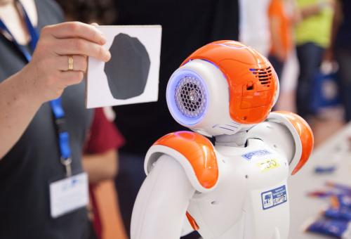 Der NAO als Spielkamerad: Wir spielen "Stein, Schere, Papier" mit dem NAO.
