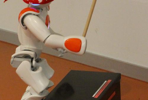 NAO spielt Topfschlagen