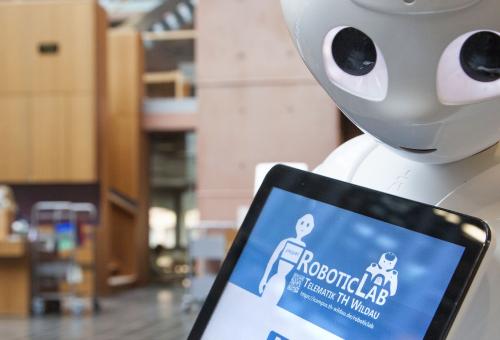 Roboter Wilma in der Bibliothek der TH Wildau