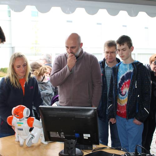 Großes Interesse an Annabell.  (Foto: TH Wildau/Bernd Schlütter)