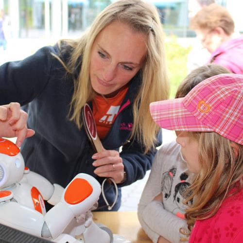Janine Breßler erklärt, wie man mit Annabell spielt. (Foto: TH Wildau/Bernd Schlütter)