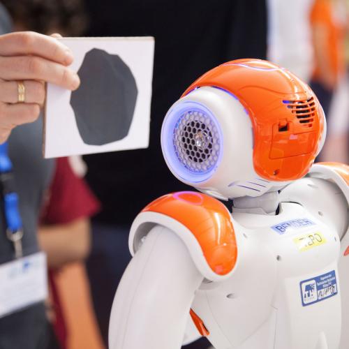 Einblicke ins RoboticLab: Wir spielen "Stein, Schere, Papier" mit dem NAO