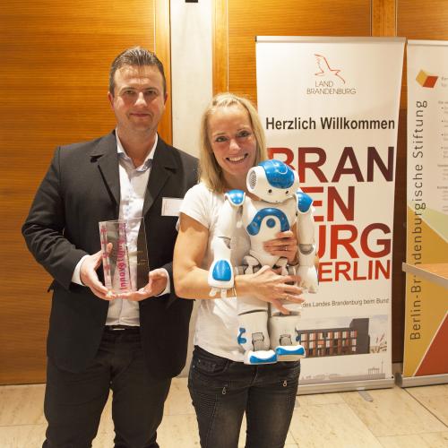 Marc Anders, stellvertretender Bürgermeister der Stadt Wildau und Janine Bressler vom RoboticLab der TH Wildau