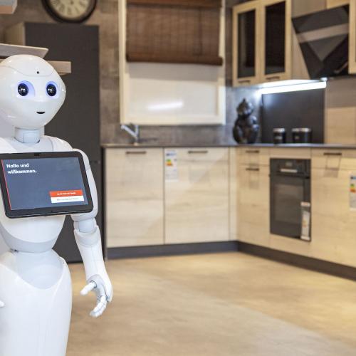 Pepper-Roboter als Assistent im REDDY Küchenstudio
