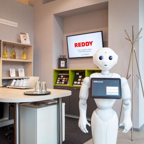 Pepper-Roboter als Assistent im REDDY Küchenstudio